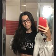 profesora imparte clases a niños de primaria